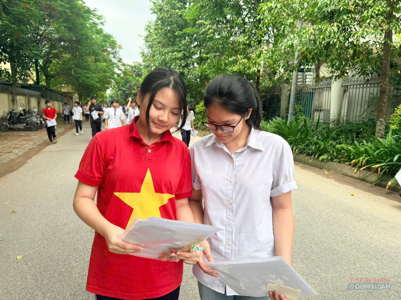Thí sinh hoàn thành bài thi môn Ngữ văn sáng 30/5 trong kỳ thi vào lớp 10 Hà Nội năm 2026. Thí sinh hoàn thành bài thi môn Ngữ văn sáng 30/5 trong kỳ thi vào lớp 10 Hà Nội năm 2026.