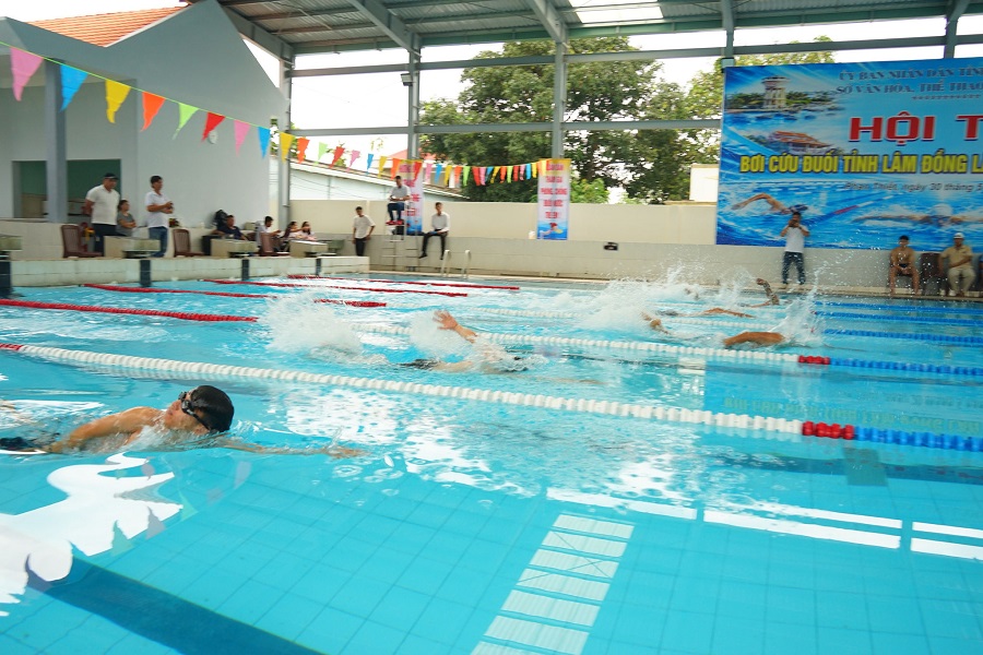 Vận động viên tranh tài trên đường bơi Vận động viên tranh tài trên đường bơi