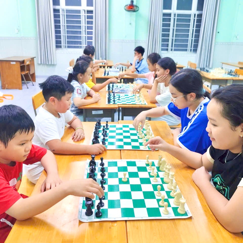Võ thuật, cờ vua, bóng rổ, hội họa... là những hoạt động được nhiều trẻ em yêu thích trong dịp hè. Võ thuật, cờ vua, bóng rổ, hội họa... là những hoạt động được nhiều trẻ em yêu thích trong dịp hè.