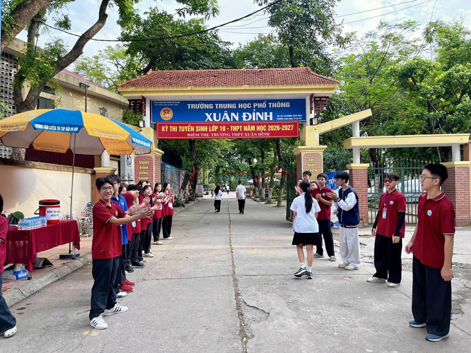Các tình nguyện viên tiếp sức mùa thi tại điểm thi Trường THPT Xuân Đỉnh phát nước uống miễn phí cho thí sinh trước giờ vào phòng thi, góp phần tiếp thêm động lực cho các sĩ tử trong ngày thi đầu tiên. Các tình nguyện viên tiếp sức mùa thi tại điểm thi Trường THPT Xuân Đỉnh phát nước uống miễn phí cho thí sinh trước giờ vào phòng thi, góp phần tiếp thêm động lực cho các sĩ tử trong ngày thi đầu tiên.