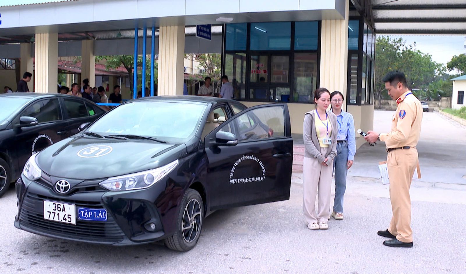 Lực lượng Cảnh sát giao thông kiểm tra nồng độ cồn của các học viên trước khi bước vào phần sát hạch lái xe. Lực lượng Cảnh sát giao thông kiểm tra nồng độ cồn của các học viên trước khi bước vào phần sát hạch lái xe.