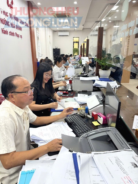 Th&agrave;nh phố cũng y&ecirc;u cầu n&acirc;ng cao tr&aacute;ch nhiệm của đội ngũ c&aacute;n bộ, c&ocirc;ng chức, vi&ecirc;n chức, lấy người d&acirc;n v&agrave; doanh nghiệp l&agrave;m trung t&acirc;m phục vụ. Ảnh: Tại Phường H&ograve;a Kh&aacute;nh