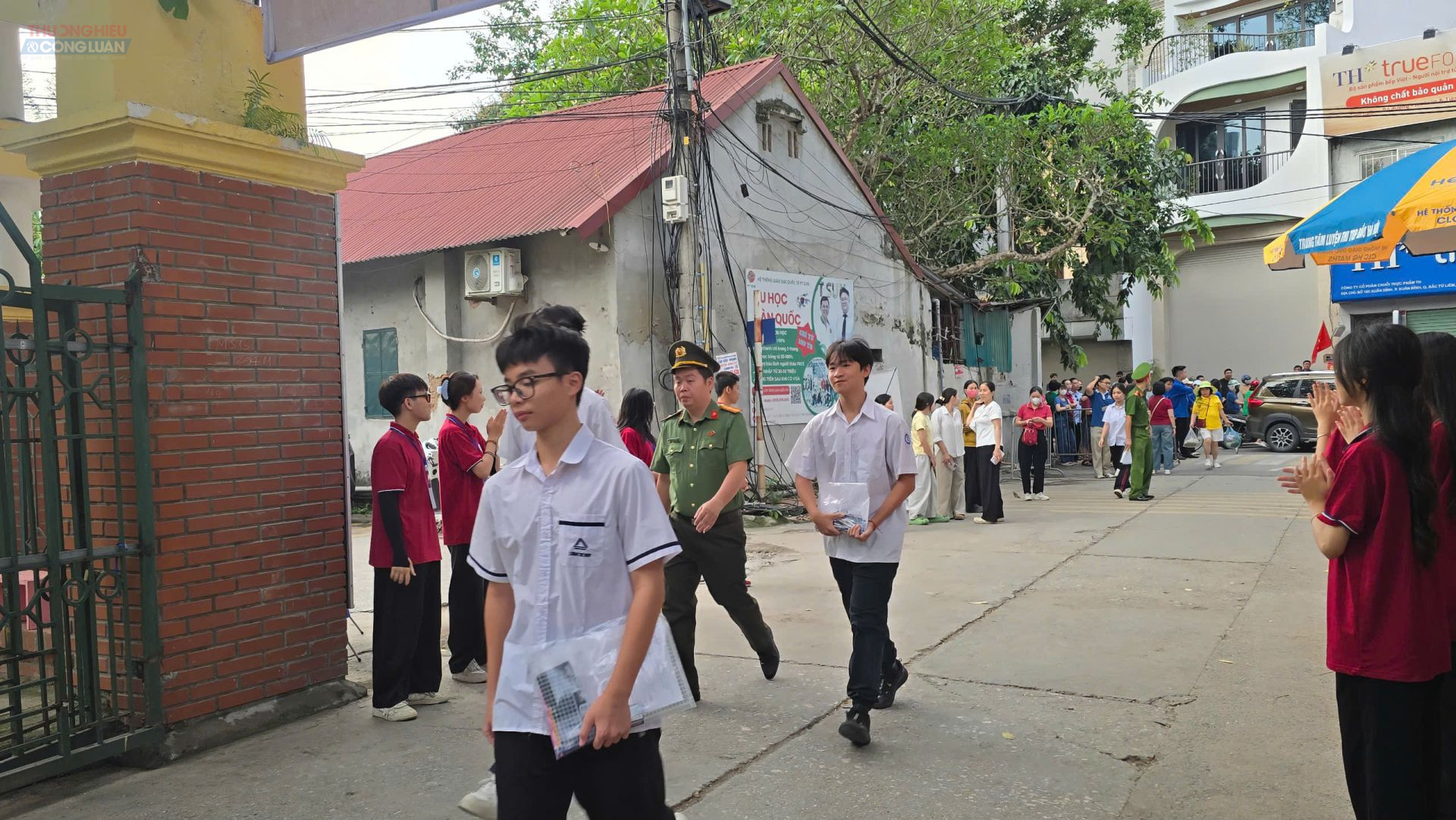 S&aacute;ng 30/5, gần 125.000 th&iacute; sinh tr&ecirc;n địa b&agrave;n H&agrave; Nội ch&iacute;nh thức bước v&agrave;o ng&agrave;y thi đầu ti&ecirc;n của kỳ tuyển sinh v&agrave;o lớp 10.