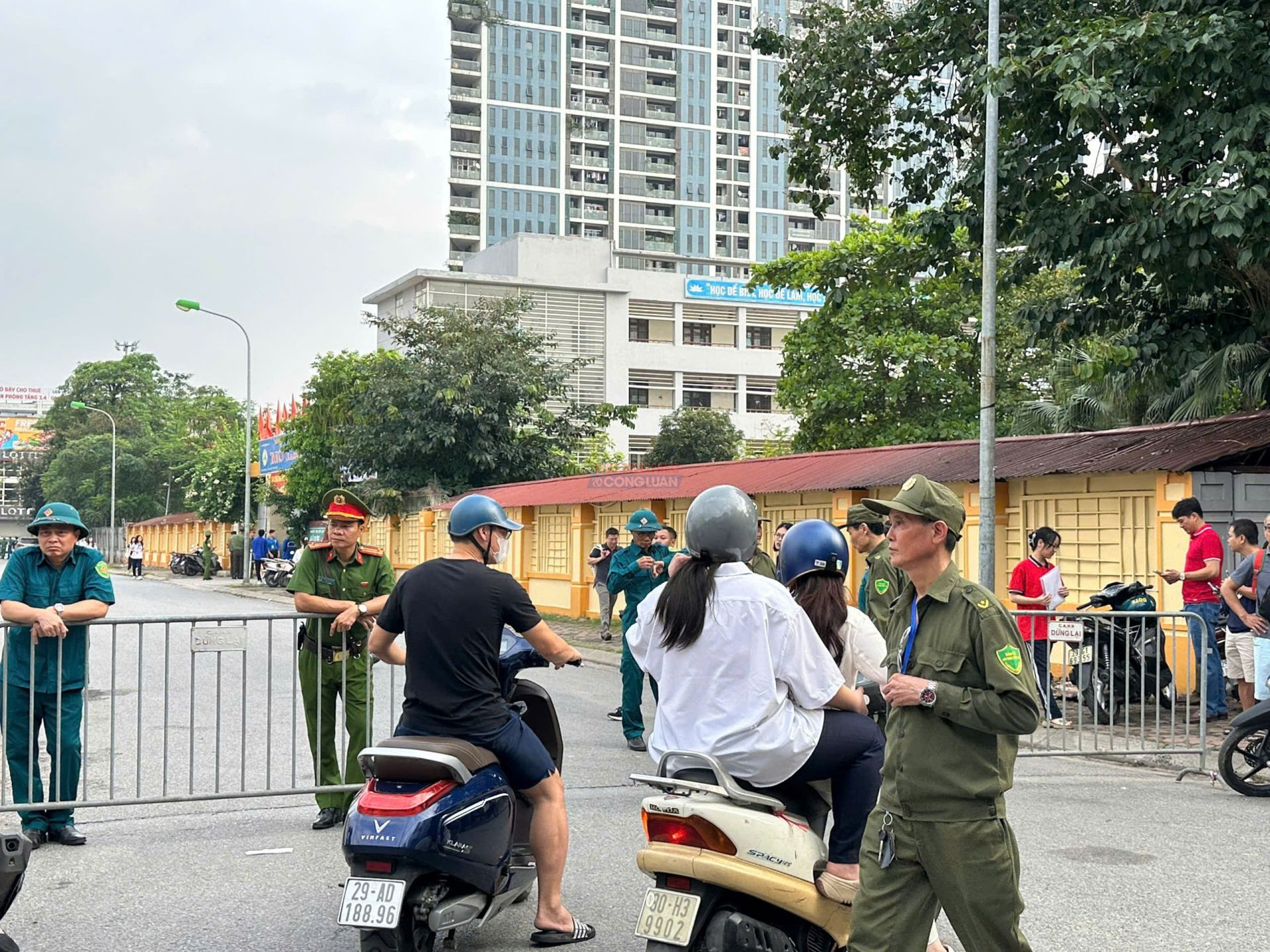 Công tác an ninh thắt chặt tại điểm thi THCS Mỗ Lao Công tác an ninh thắt chặt tại điểm thi THCS Mỗ Lao