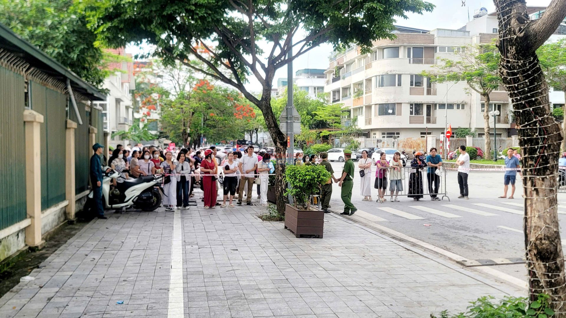 Phụ huynh chờ con bên ngoài điểm thi Phụ huynh chờ con bên ngoài điểm thi