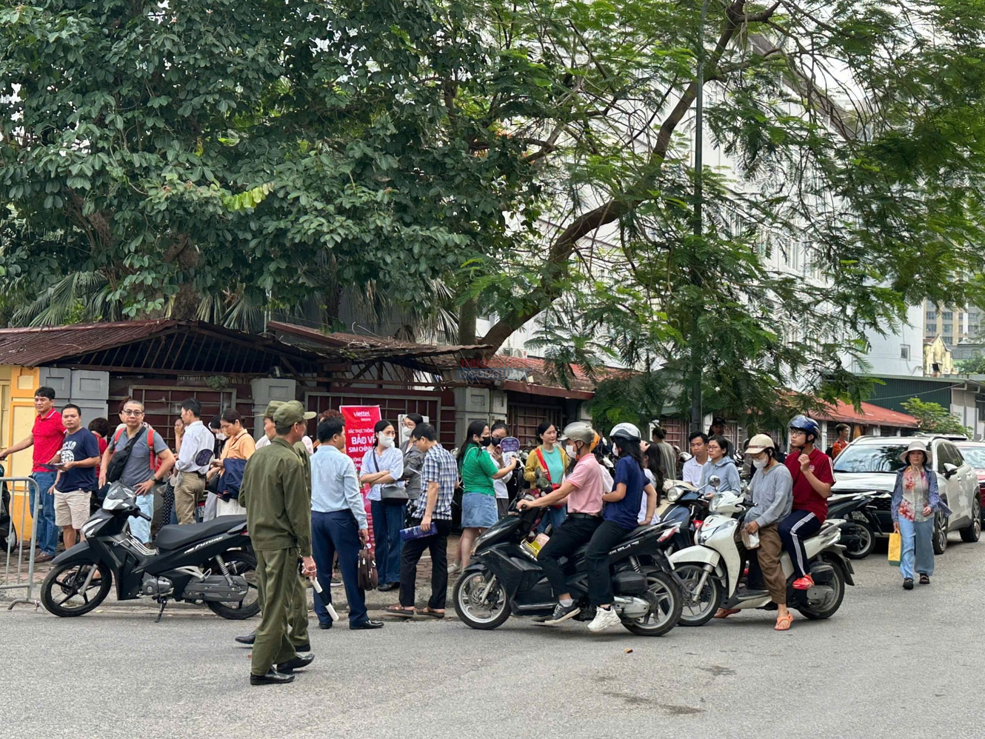 Nhiều phụ huynh đứng chờ ngoài cổng trường trong ngày thi đầu tiên. Nhiều phụ huynh đứng chờ ngoài cổng trường trong ngày thi đầu tiên.