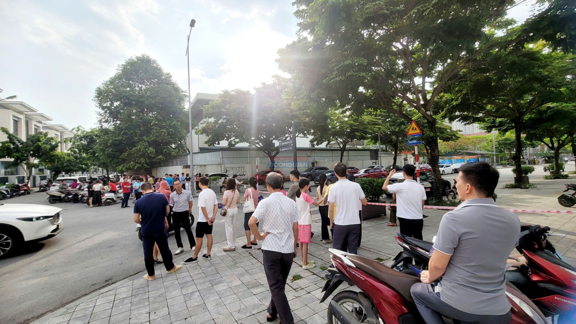 Giữa cái nắng oi ả của buổi sáng đầu hè, nhiều bậc phụ huynh chọn nán lại vỉa hè. Giữa cái nắng oi ả của buổi sáng đầu hè, nhiều bậc phụ huynh chọn nán lại vỉa hè.