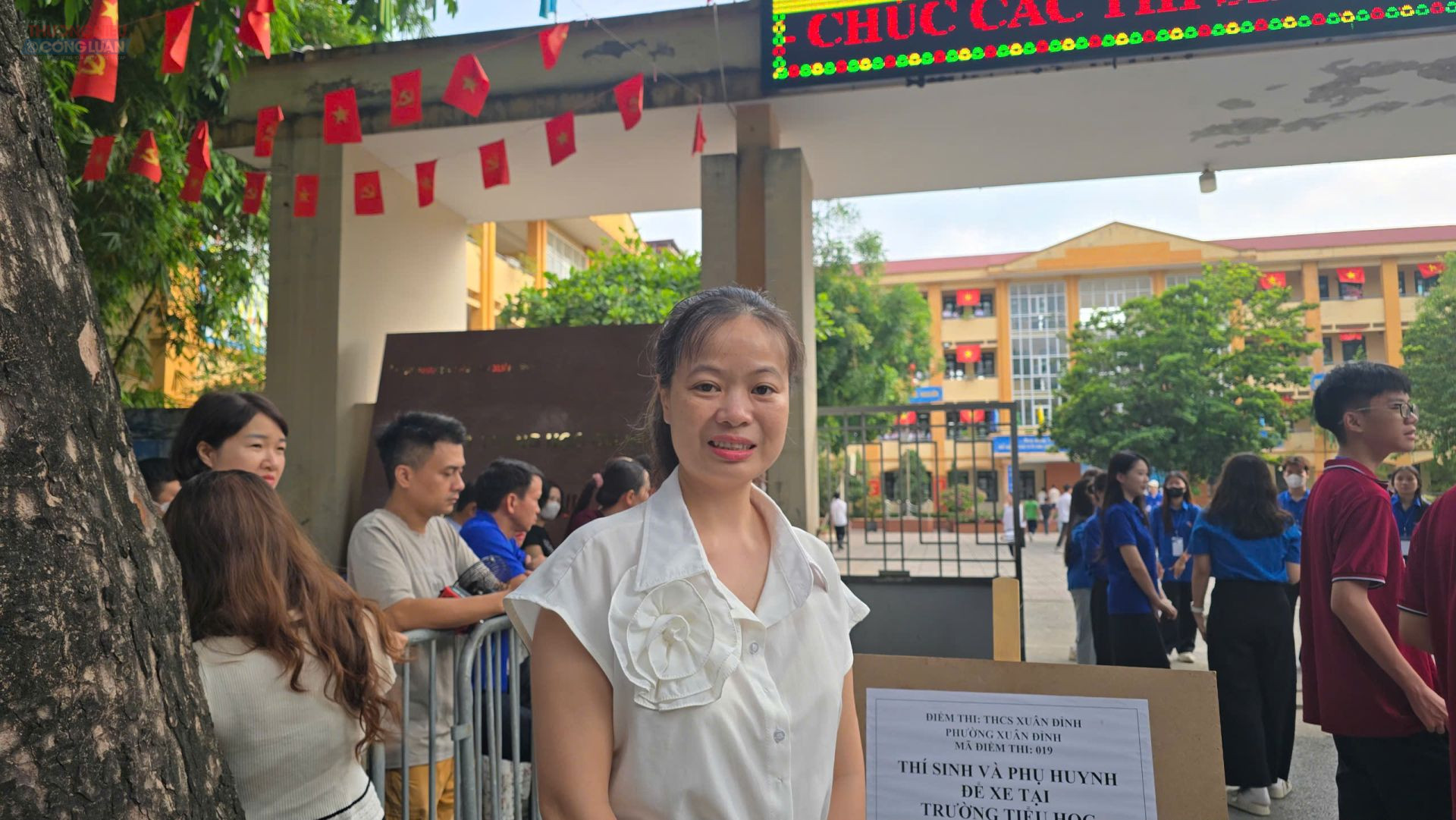 Chị Vũ Thị Hằng, c&oacute; con dự thi v&agrave;o Trường THPT Xu&acirc;n Đỉnh cho biết: &ldquo;Gia đ&igrave;nh đ&atilde; đồng h&agrave;nh c&ugrave;ng con suốt qu&aacute; tr&igrave;nh &ocirc;n thi n&ecirc;n h&ocirc;m nay ai cũng hồi hộp. Tuy nhi&ecirc;n t&ocirc;i thấy thời tiết kh&aacute; dễ chịu, giao th&ocirc;ng quanh điểm thi th&ocirc;ng tho&aacute;ng, lực lượng hỗ trợ l&agrave;m việc rất tr&aacute;ch nhiệm n&ecirc;n phụ huynh cũng y&ecirc;n t&acirc;m hơn. Điều quan trọng nhất l&uacute;c n&agrave;y l&agrave; c&aacute;c con giữ được sự b&igrave;nh tĩnh v&agrave; tự tin để l&agrave;m b&agrave;i tốt nhất c&oacute; thể&rdquo;.