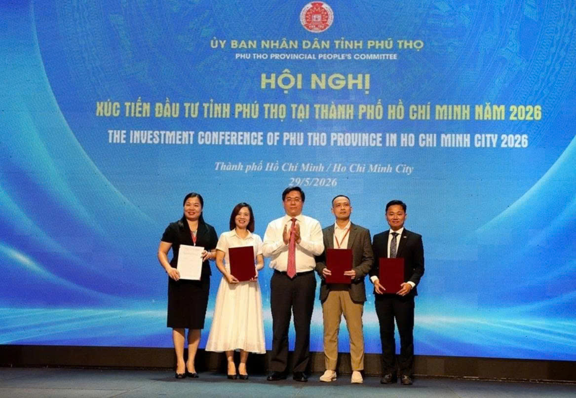 Chủ tịch UBND tỉnh Ph&uacute; Thọ Trần Duy Đ&ocirc;ng trao Giấy chứng nhận đầu tư cho c&aacute;c nh&agrave; đầu tư.