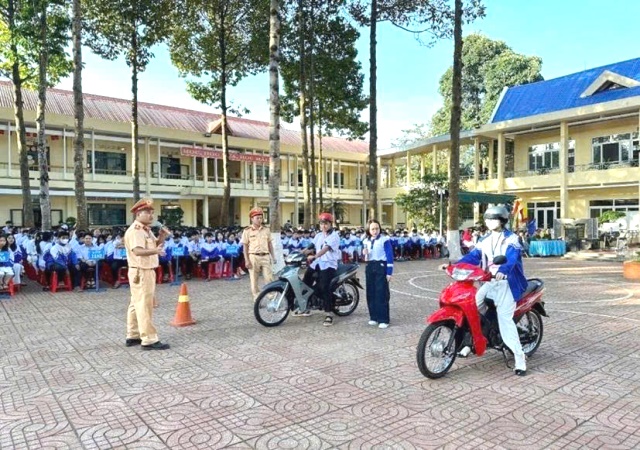 Đắk Lắk: CSGT hướng dẫn kỹ năng lái xe gắn máy an toàn tại các cơ sở giáo dục
