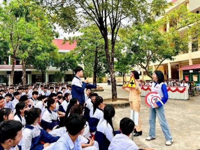 CSGT Đắk Lắk tuy&ecirc;n truyền v&agrave; hướng dẫn c&aacute;c biển b&aacute;o giao th&ocirc;ng cho học sinh.
