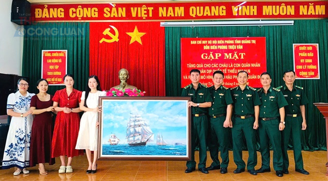 Thân nhân cán bộ tặng quà cho đơn vị. Thân nhân cán bộ tặng quà cho đơn vị.
