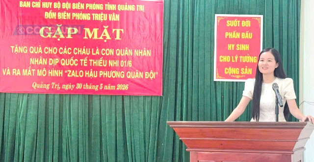 Chị Cao Hải Vân đại diện thân nhân cán bộ phát biểu. Chị Cao Hải Vân đại diện thân nhân cán bộ phát biểu.