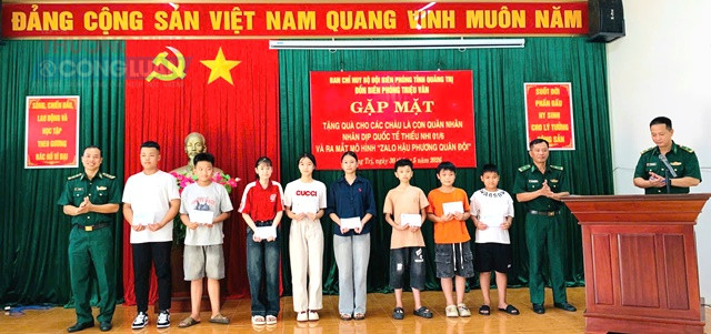 Đảng ủy, Ban Chỉ huy đồn tặng quà cho các cháu con của quân nhân nhân dịp Quốc tế Thiếu nhi 1/6. Đảng ủy, Ban Chỉ huy đồn tặng quà cho các cháu con của quân nhân nhân dịp Quốc tế Thiếu nhi 1/6.