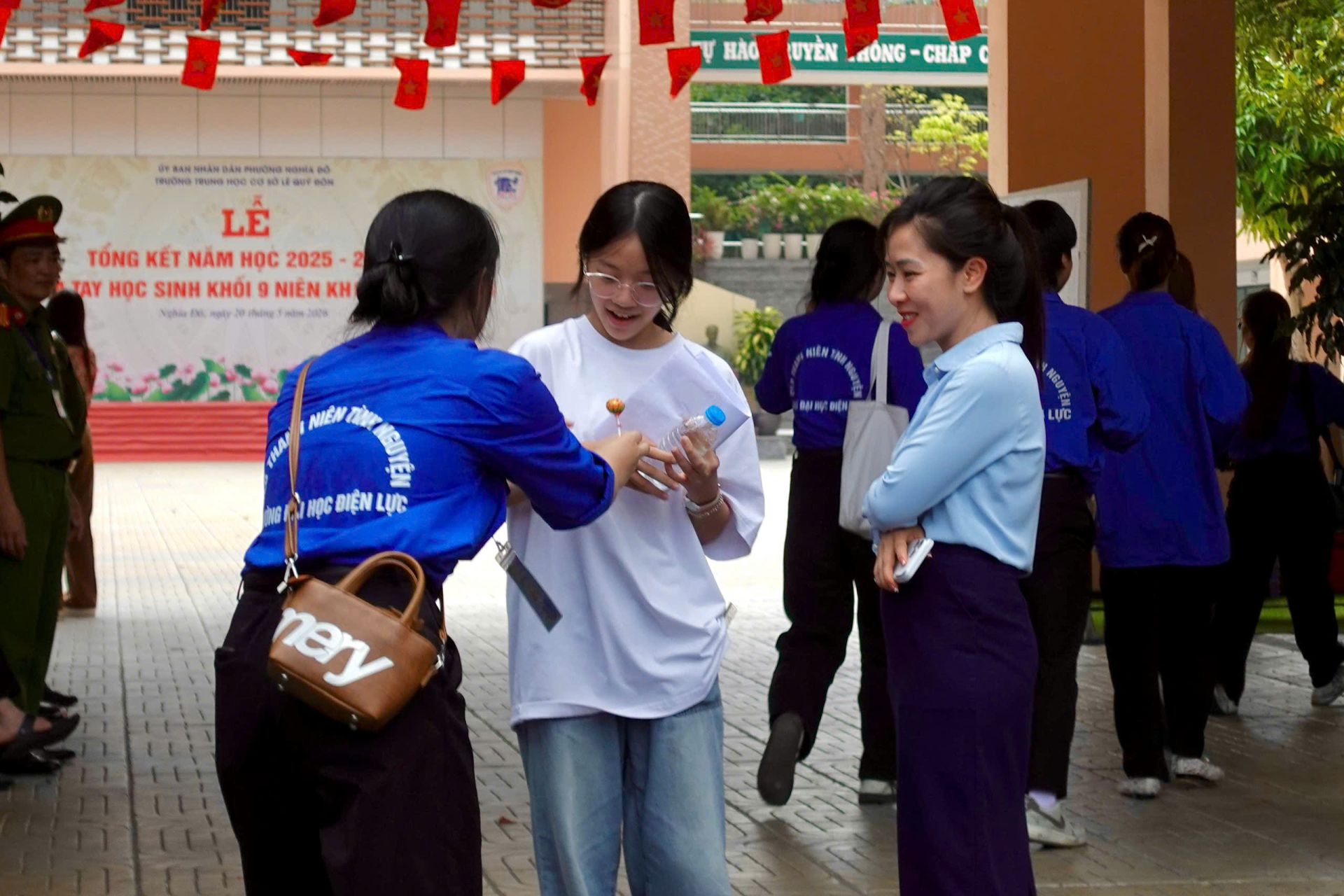 Th&iacute; sinh đầu ti&ecirc;n rời ph&ograve;ng thi tại điểm thi THCS L&ecirc; Qu&yacute; Đ&ocirc;n sau khi ho&agrave;n th&agrave;nh b&agrave;i thi m&ocirc;n To&aacute;n s&aacute;ng 31/5