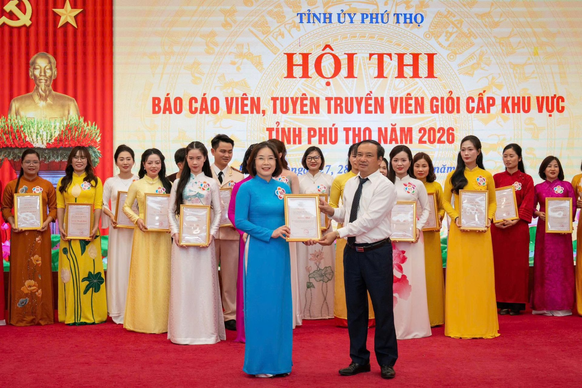 Đồng ch&iacute; Trưởng Ban Tuy&ecirc;n gi&aacute;o v&agrave; D&acirc;n vận Tỉnh ủy Lương Đức Minh trao giải Nhất cho th&iacute; sinh.