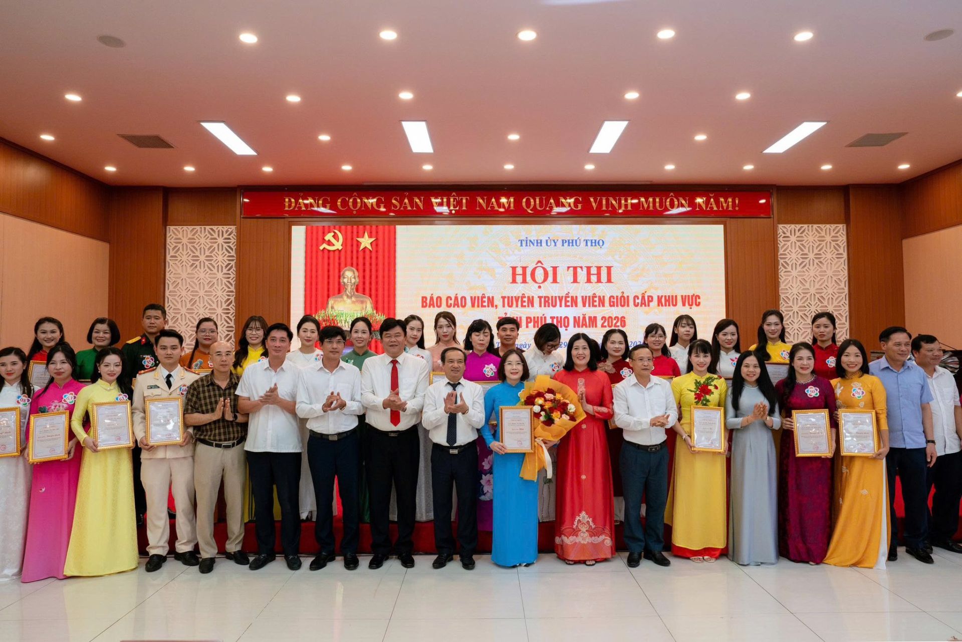 Đồng ch&iacute; Trưởng Ban Tuy&ecirc;n gi&aacute;o v&agrave; D&acirc;n vận Tỉnh ủy Lương Đức Minh v&agrave; c&aacute;c đại biểu chụp ảnh lưu niệm c&ugrave;ng c&aacute;c th&iacute; sinh.