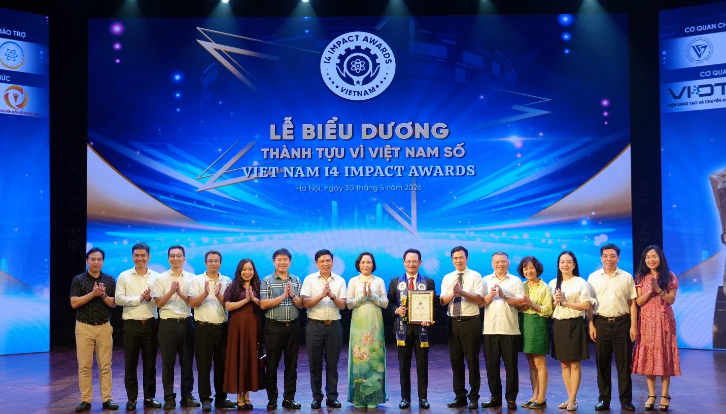 Đoàn EVNNPC chụp hình lưu niệm cùng với bà Nguyễn Thị Thanh, Ủy viên Trung ương Đảng, Phó Chủ tịch Quốc hội khóa XVI Đoàn EVNNPC chụp hình lưu niệm cùng với bà Nguyễn Thị Thanh, Ủy viên Trung ương Đảng, Phó Chủ tịch Quốc hội khóa XVI