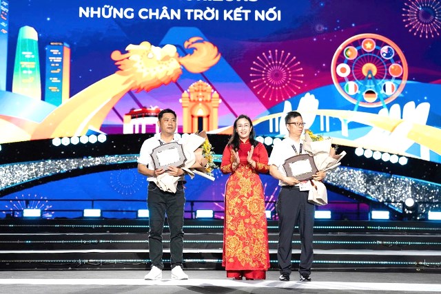 Ph&oacute; Chủ tịch UBND TP. Đ&agrave; Nẵng Nguyễn Thị Anh Thi, Trưởng ban tổ chức DIFF 2026 trao kỷ niệm chương cho hai đội ph&aacute;o hoa Đ&agrave; Nẵng (Việt Nam) v&agrave; Trung Quốc tranh t&agrave;i trong đ&ecirc;m khai mạc.