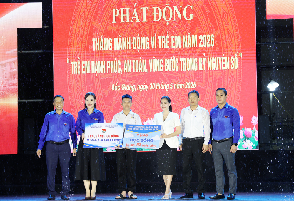 Ban tổ chức trao học bổng cho em Th&aacute;i Đức Anh Minh.