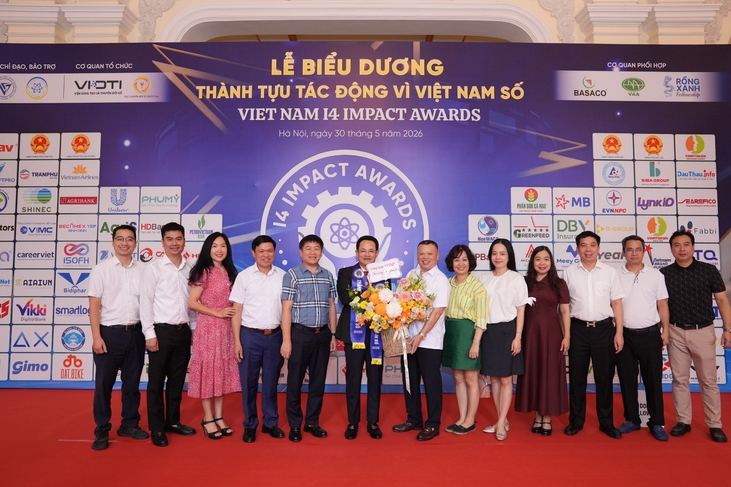 Chủ tịch Công đoàn EVNNPC cùng lãnh đạo các Ban chuyên môn chụp ảnh lưu niệm với Tổng Giám đốc Nguyễn Đức Thiện sau khi nhận giải thưởng “Lãnh đạo Sáng tạo và Chuyển đổi số” Chủ tịch Công đoàn EVNNPC cùng lãnh đạo các Ban chuyên môn chụp ảnh lưu niệm với Tổng Giám đốc Nguyễn Đức Thiện sau khi nhận giải thưởng “Lãnh đạo Sáng tạo và Chuyển đổi số”