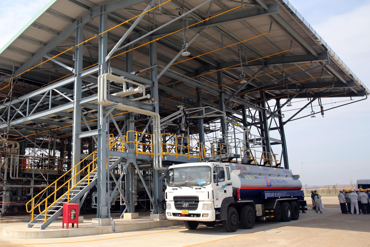 Xe bồn nhập sản phẩm ngay sau khi dự &aacute;n được kh&aacute;nh th&agrave;nh