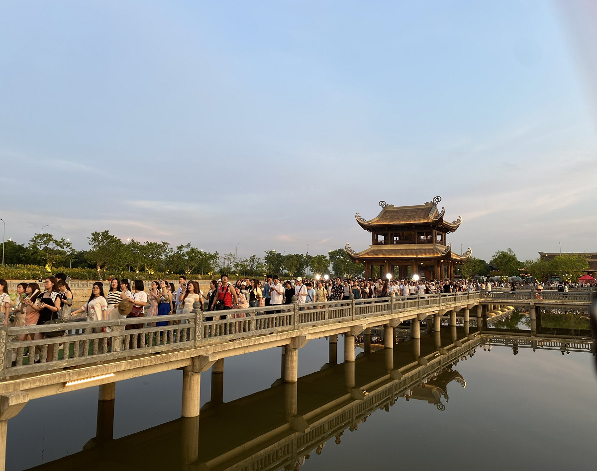 Di chuyển vào khu vực quảng trường Bình Minh, chùa Bái Đính Di chuyển vào khu vực quảng trường Bình Minh, chùa Bái Đính
