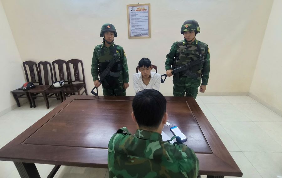 Cán bộ Đồn Biên phòng Mỹ Thạnh Tây làm việc với đối tượng Tùng Cán bộ Đồn Biên phòng Mỹ Thạnh Tây làm việc với đối tượng Tùng