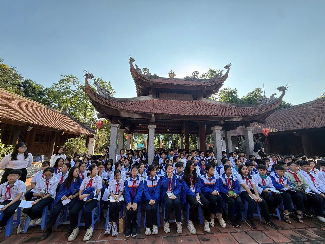 Mỗi năm có tới hàng ngàn học sinh đến dâng hương tại đình Phúc Xá Mỗi năm có tới hàng ngàn học sinh đến dâng hương tại đình Phúc Xá