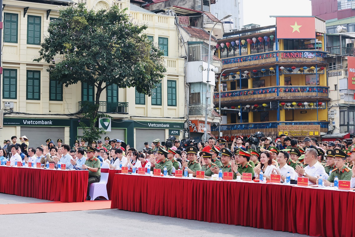 C&ocirc;ng an th&agrave;nh phố H&agrave; Nội tổ chức Lễ hưởng ứng Cuộc thị s&aacute;ng tạo video clip &ldquo;Tổ quốc b&igrave;nh y&ecirc;n&rdquo; - Ảnh: Vi Nam