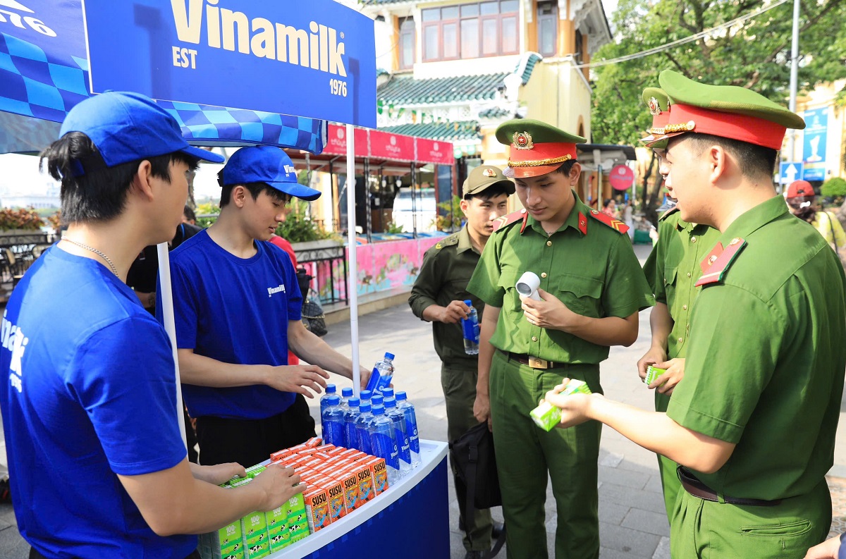 40.000 sản phẩm dinh dưỡng Vinamilk tiếp sức chương trình “Tổ quốc bình yên”