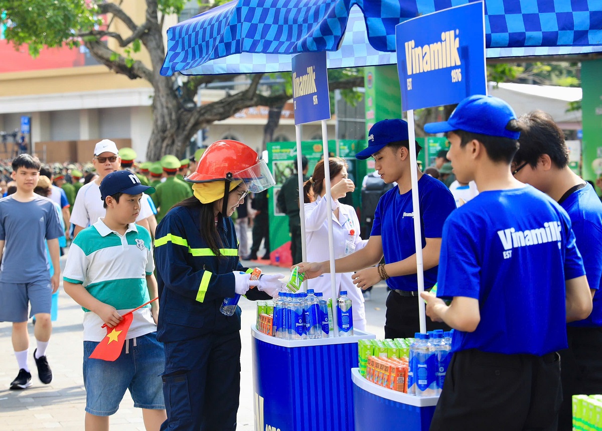 C&aacute;c sản phẩm dinh dưỡng Vinamilk được lựa chọn ph&ugrave; hợp với nhiều nh&oacute;m đối tượng, từ trẻ em đến c&aacute;c lực lượng thực hiện nhiệm vụ v&agrave; người d&acirc;n. Ảnh: Vi Nam