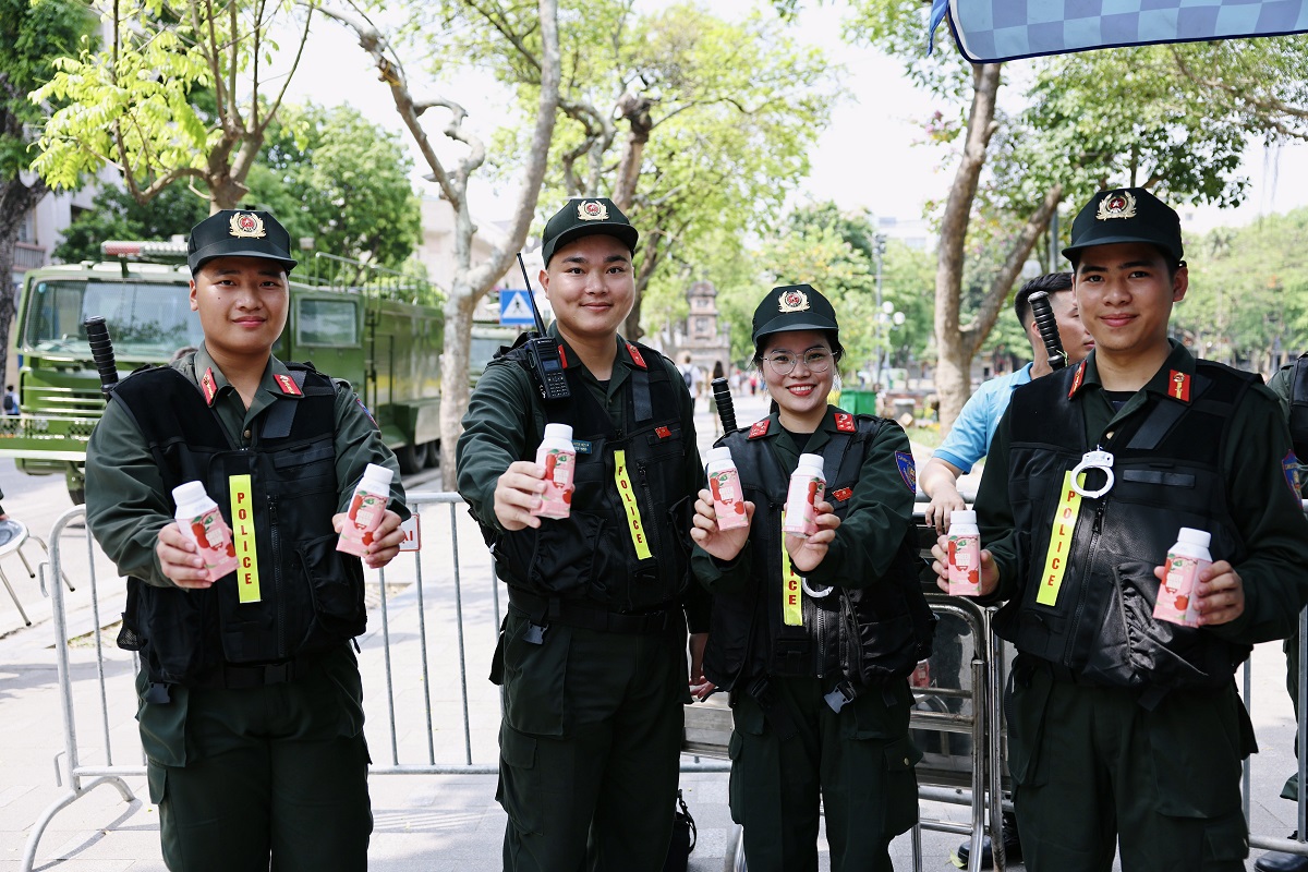 C&aacute;c chiến sĩ cảnh s&aacute;t cơ động rạng rỡ tại chương tr&igrave;nh c&ugrave;ng Vinamilk. Ảnh: Vi Nam