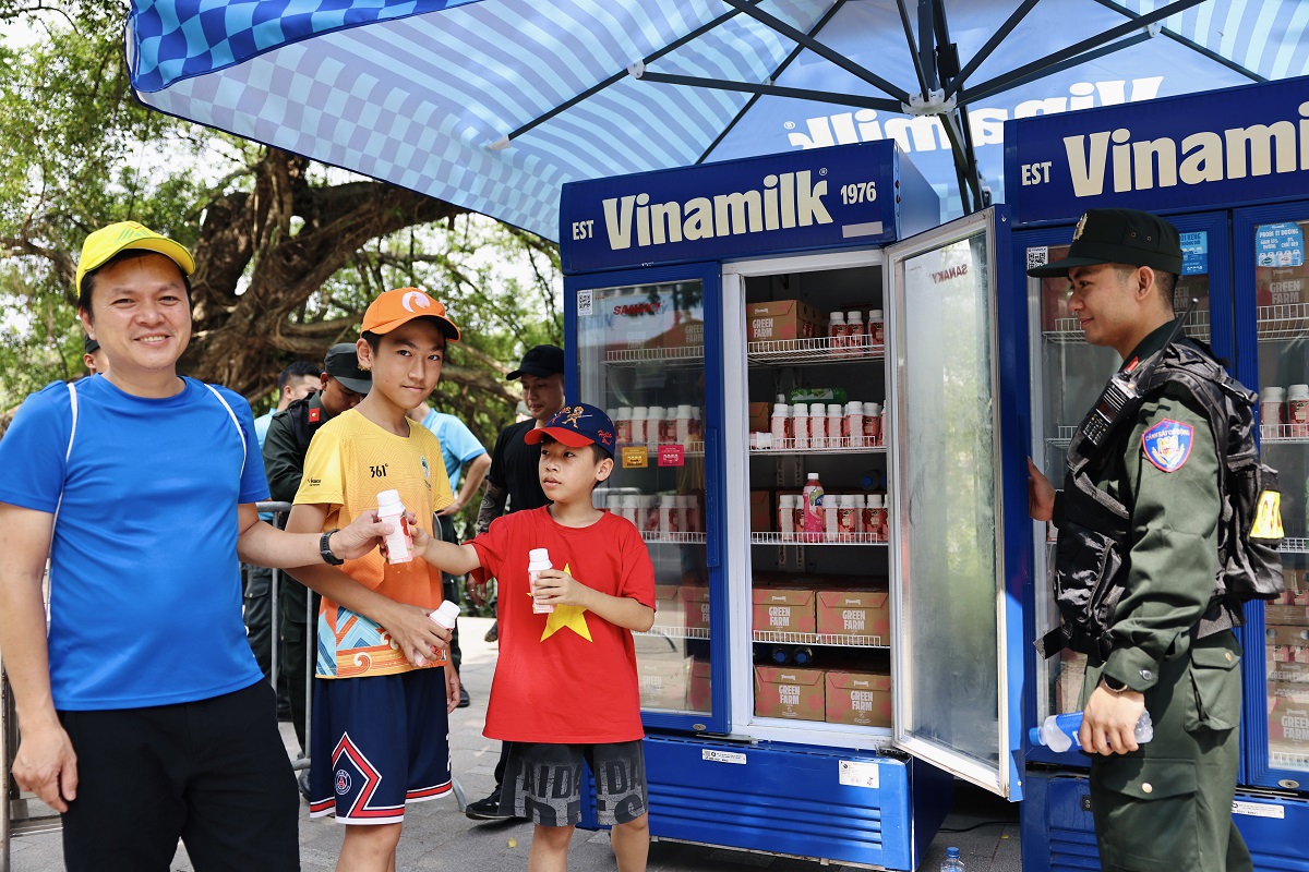 Nhiều gia đ&igrave;nh c&oacute; trẻ nhỏ đ&atilde; dừng ch&acirc;n thưởng thức những sản phẩm dinh dưỡng m&aacute;t l&agrave;nh của Vinamilk. Ảnh: Vi Nam