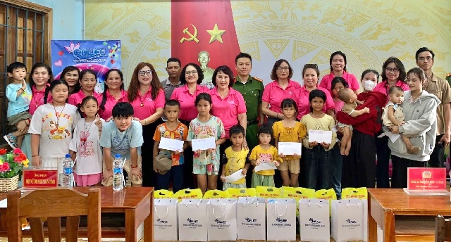 Gia Lai: Gần 110 suất quà tặng thiếu nhi miền núi