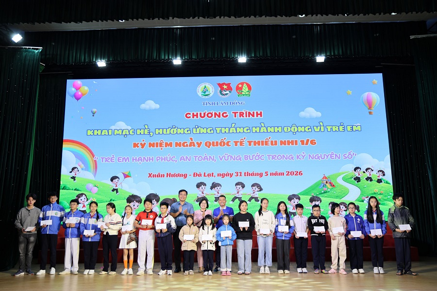 Ban Tổ chức và các đơn vị đồng hành trao học bổng cho học sinh có hoàn cảnh khó khăn, vượt khó học tốt. Ban Tổ chức và các đơn vị đồng hành trao học bổng cho học sinh có hoàn cảnh khó khăn, vượt khó học tốt.