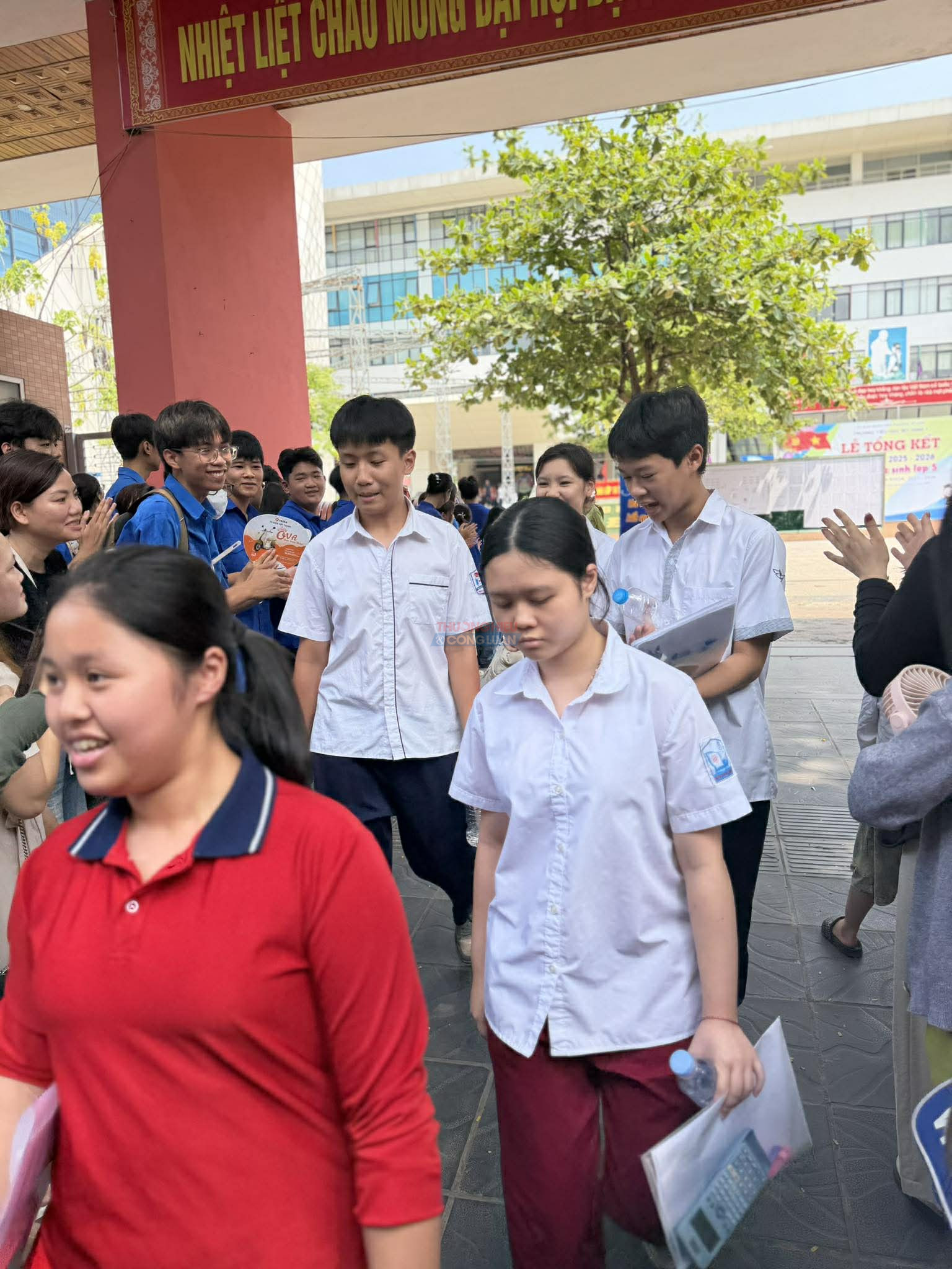 Kết th&uacute;c m&ocirc;n thi to&aacute;n s&aacute;ng 31/5, nhiều th&iacute; sinh bước ra khỏi cổng trường với những cảm x&uacute;c kh&aacute;c nhau
