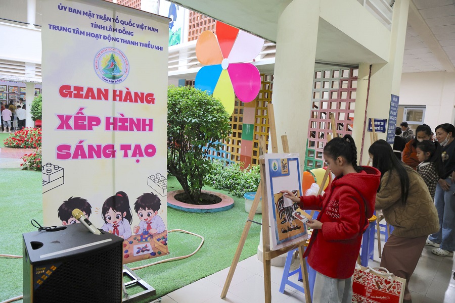 Các em thiếu nhi tham gia hoạt động trải nghiệm kỹ năng trong ngày hội. Các em thiếu nhi tham gia hoạt động trải nghiệm kỹ năng trong ngày hội.