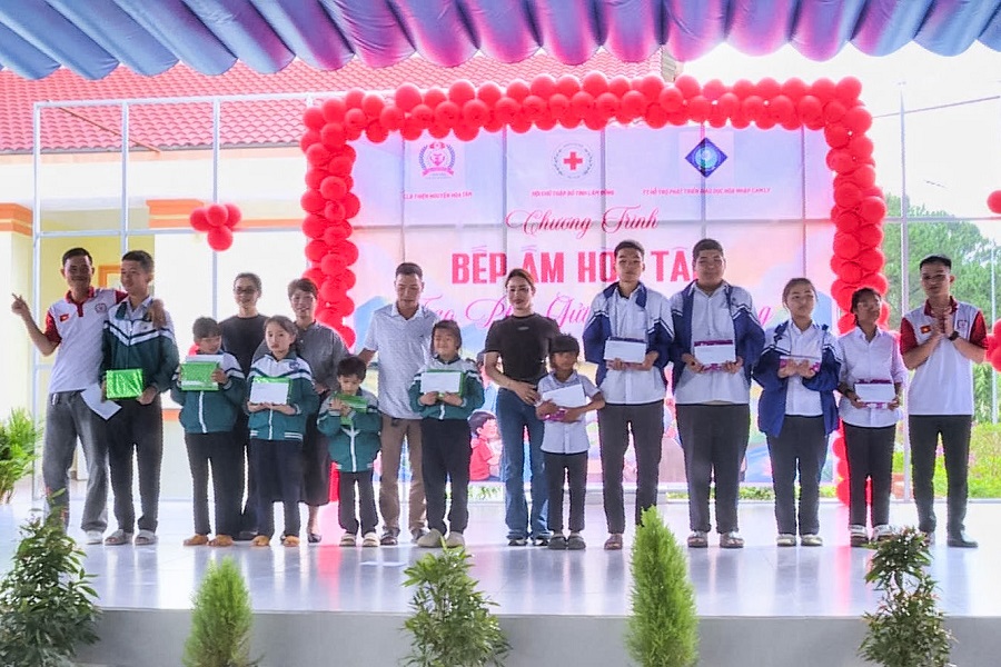Câu lạc bộ Thiện nguyện Hòa Tâm (xã Tân Hà Lâm Hà) phối hợp tổ chức chương trình từ thiện tại Trung tâm Hỗ trợ phát triển giáo dục hòa nhập tỉnh Câu lạc bộ Thiện nguyện Hòa Tâm (xã Tân Hà Lâm Hà) phối hợp tổ chức chương trình từ thiện tại Trung tâm Hỗ trợ phát triển giáo dục hòa nhập tỉnh