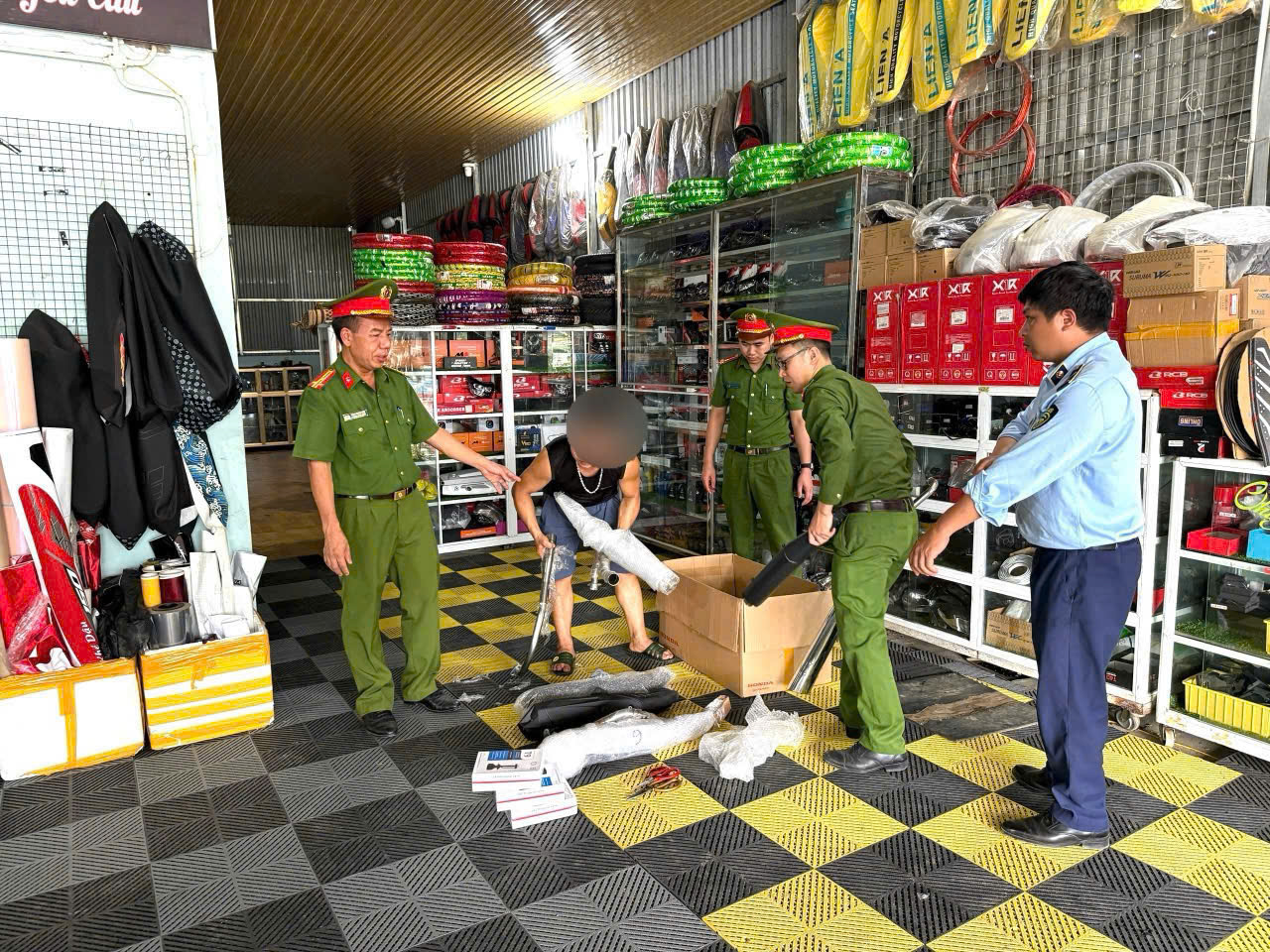 Lào Cai: Công an xã Văn Bàn xử phạt cơ sở kinh doanh phụ tùng độ xe mô tô không rõ nguồn gốc