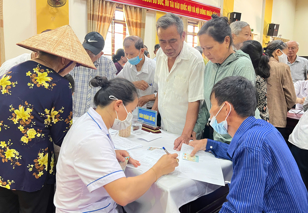 Từ sáng sớm, người dân xã Lương Tài đã xếp hàng đăng ký khám. Từ sáng sớm, người dân xã Lương Tài đã xếp hàng đăng ký khám.