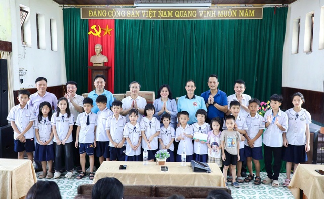 Trong khu&ocirc;n khổ Giải Tennis B&aacute;o ch&iacute; Nghệ An lần thứ VIII - năm 2026 c&oacute; hoạt động trao qu&agrave; cho trẻ em tại L&agrave;ng trẻ em SOS Vinh.