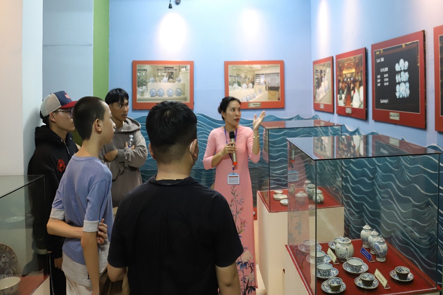 Học sinh tham quan và nghe thuyết minh về các hiện vật trục vớt được trên vùng biển Lâm Đồng. Học sinh tham quan và nghe thuyết minh về các hiện vật trục vớt được trên vùng biển Lâm Đồng.