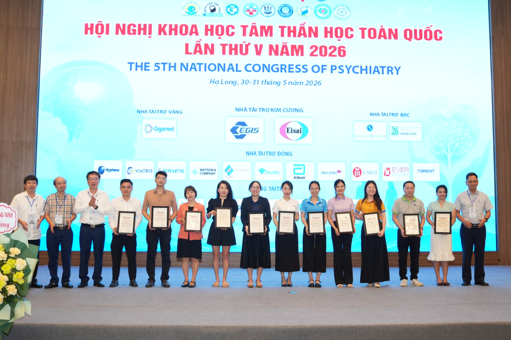 Ban Tổ chức Hội nghị Khoa học Tâm thần học toàn quốc lần thứ V trao chứng nhận cho các báo cáo viên tham gia hội nghị Ban Tổ chức Hội nghị Khoa học Tâm thần học toàn quốc lần thứ V trao chứng nhận cho các báo cáo viên tham gia hội nghị