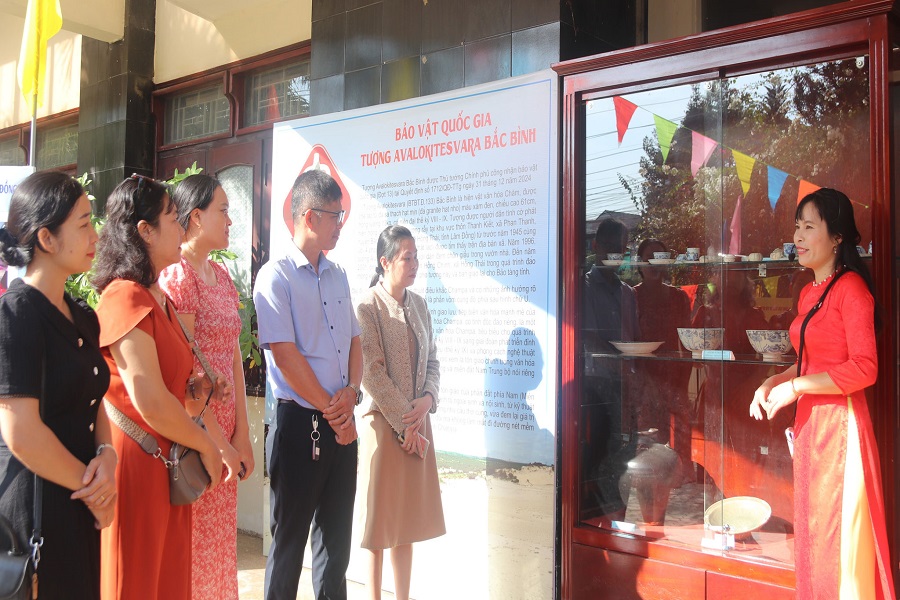 Khách tham quan nghe thuyết minh, giới thiệu về các cổ vật gốm sứ được trưng bày tại triển lãm xuân 2026. Ảnh: Thùy Linh Khách tham quan nghe thuyết minh, giới thiệu về các cổ vật gốm sứ được trưng bày tại triển lãm xuân 2026. Ảnh: Thùy Linh