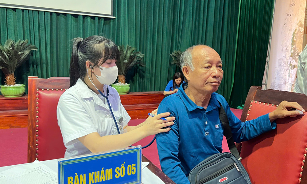 Người dân được khám nội khoa và tư vấn sức khỏe. Người dân được khám nội khoa và tư vấn sức khỏe.