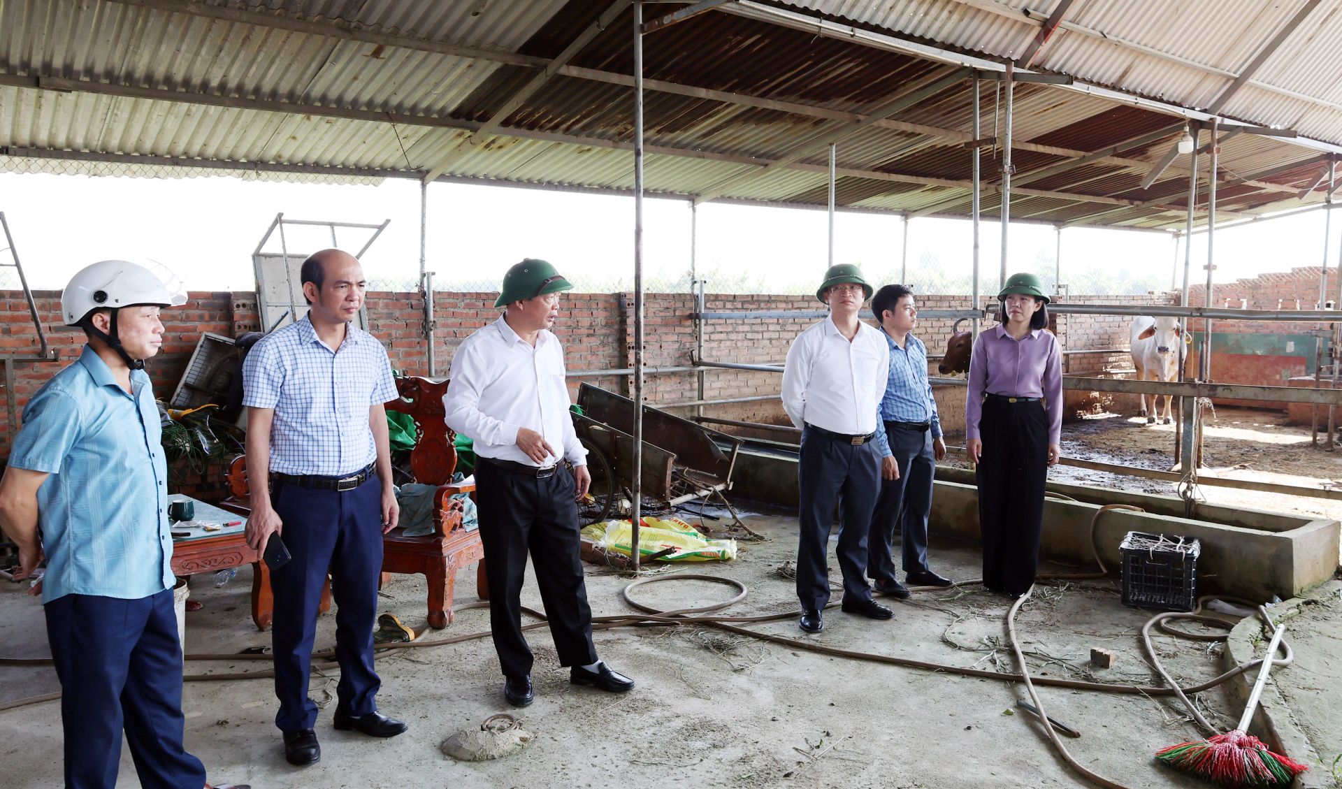 C&aacute;c đồng ch&iacute; l&atilde;nh đạo phường kiểm tra cơ sở giết mổ của &ocirc;ng Nguyễn T&agrave;i Chung, Tổ d&acirc;n phố Giang Liễu.