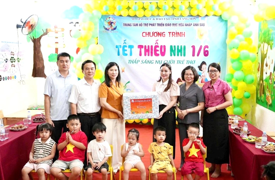 Lãnh đạo tỉnh Lạng Sơn thăm, tặng quà trẻ em có hoàn cảnh đặc biệt