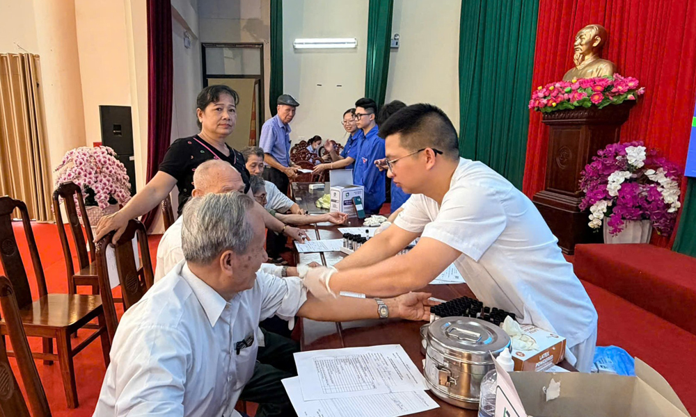 Nhân viên y tế lấy máu xét nghiệm cho người dân xã Đại Lai. Nhân viên y tế lấy máu xét nghiệm cho người dân xã Đại Lai.