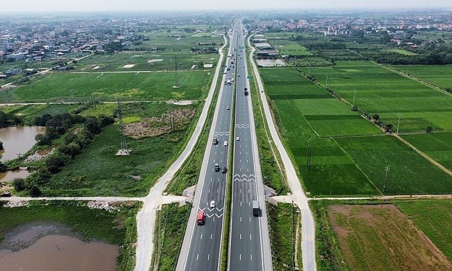 Dự án cao tốc TP.HCM - Mộc Bài đoạn đi qua địa bàn xã Bến Cầu dài khoảng 2,4 km đã hoàn thành hơn 97% công tác bồi thường, dự kiến bàn giao mặt bằng trong tháng 6/2026. Dự án cao tốc TP.HCM - Mộc Bài đoạn đi qua địa bàn xã Bến Cầu dài khoảng 2,4 km đã hoàn thành hơn 97% công tác bồi thường, dự kiến bàn giao mặt bằng trong tháng 6/2026.